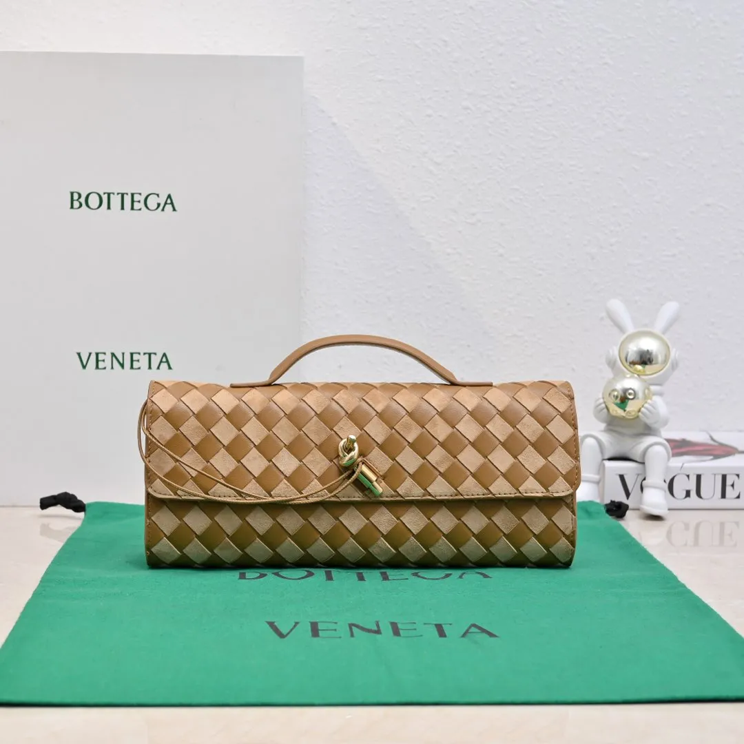 Batch 1360 #Bv New Deerskin Clutch 🎈 The deerskin brown bag with extra points for autumn and winter is so beautiful~🍂 Made of classic woven sheepskin and deerskin, it looks like Maillard for autumn and winter🤎 It can be held by hand, carried by hand or carried under the arm. The metal knot embellishment exudes temperament and nobility~ , equipped with a zipper compartment inside, it is a good companion for your daily life🧑‍❤️‍💋‍🧑, whether you are walking on the red carpet or attending a dinner, it will add a unique charm to you💞 Model: 1511 Size: 31x13x3